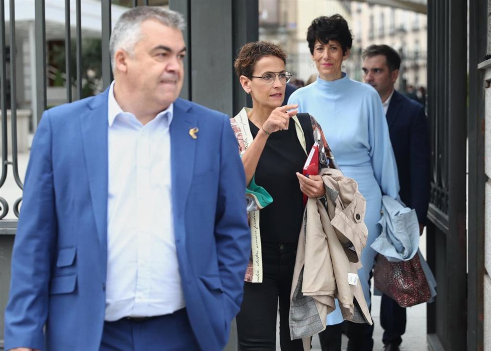 (I-D) El secretario de Organización del Partido Socialista, Santos Cerdán; la presidenta del Gobierno de Navarra, María Chivite y la consejera de Economía y Hacienda y portavoz del Gobierno navarro, Elma Saiz, a su salida de una sesión plenaria, en el C