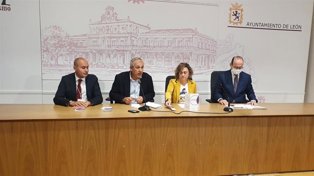 El concejal de Deportes, Vicente Canuria; el, gerente de Serfunle, Agustín Martínez; Luis Felipe Alonso, de Turismo de León, y  la concejal de promoción cultural, Evelia Fernández.