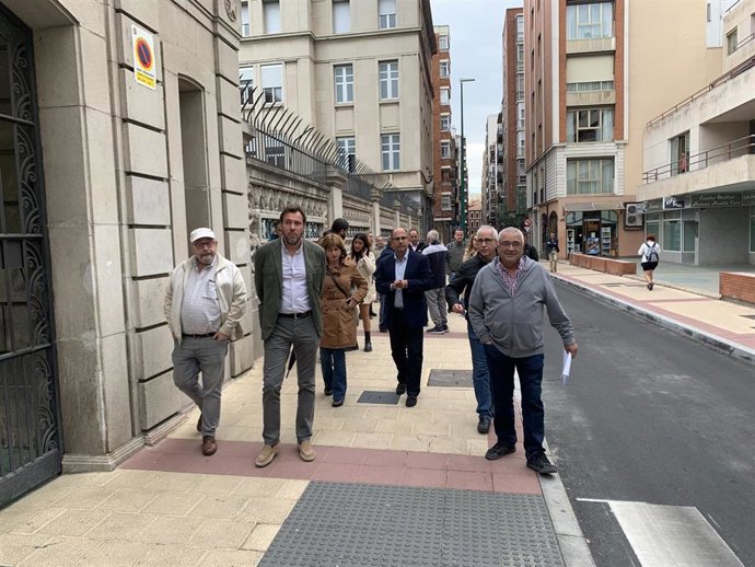 El alcalde de Valladolid, junto a varios concejales y técnicos municipales en la calle Paulina Harriet, donde se ha ejecutado una obra recientemente.
