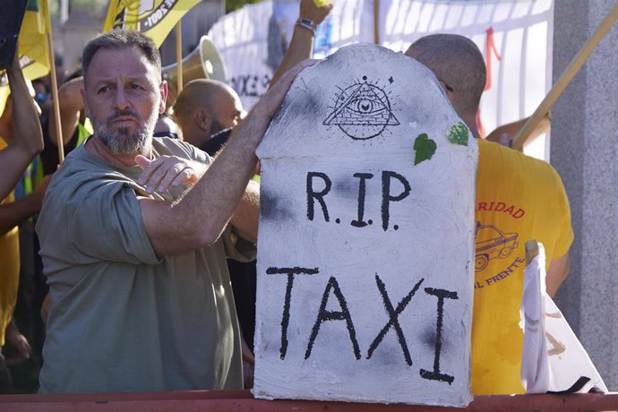 Detalle de un manifestante con una lápida durante la concentración del sector del taxi a las puertas del Parlamento andaluz, a 28 de septiembre de 2022 en Sevilla (Andalucía, España). Imagen de archivo.