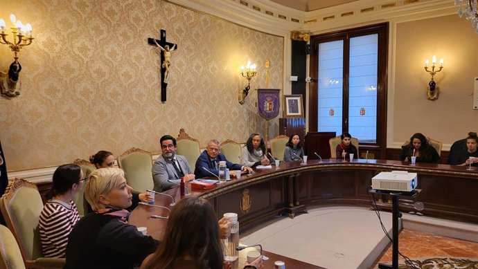 En el centro (bajo el crucifijo) el vicepresidente de la Diputación de Burgos y presidente de Sodebur, Lorenzo Rodríguez, y a su izquierda el director del CEEI, José Vicente Orden.