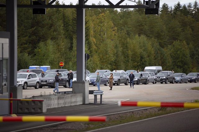 Cola de vehículos en la frontera entre Rusia y Finlandia