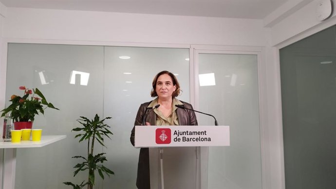 La alcaldesa de Barcelona, Ada Colau, durante la presentación de la entrega de las primeras Tarjetas Cuidadoras.