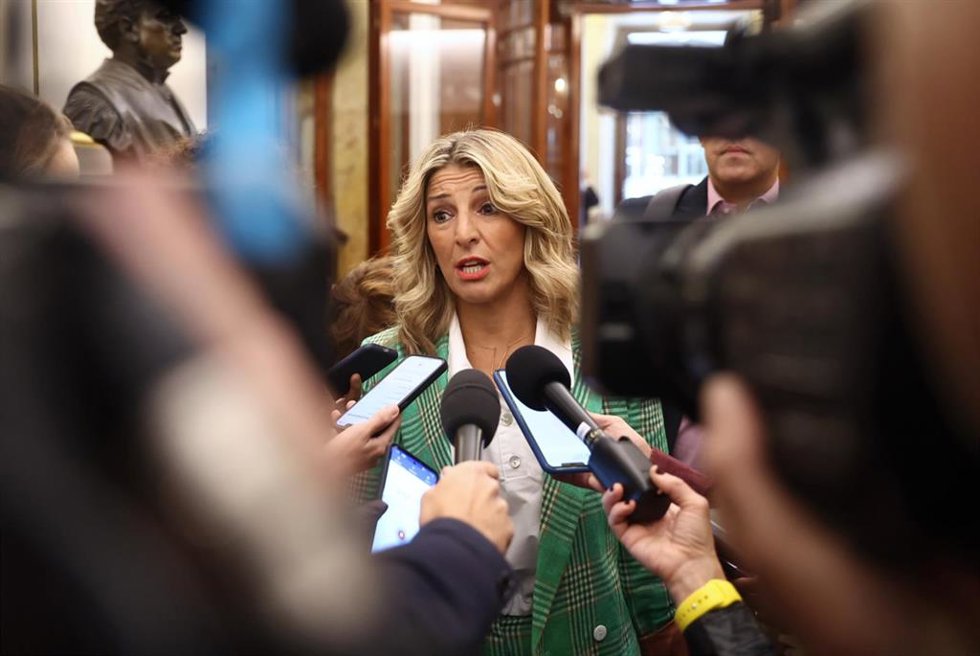 La vicepresidenta segunda y ministra de Trabajo y Economía Social, Yolanda Díaz, ofrece declaraciones a los medios a su llegada a una sesión plenaria, en el Congreso de los Diputados, a 29 de septiembre de 2022, en Madrid (España). 