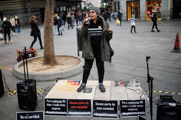 Archivo - Una persona habla por un micrófono en una concentración para exigir la regularización de todas las personas migrantes en situación administrativa irregular, a 19 de febrero de 2022, en Madrid.