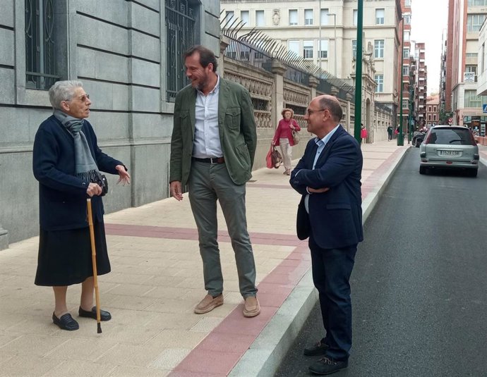 El alcalde de Valladolid, Óscar Puente, conversa con una ciudadana en presencia del concejal de Movilidad y Espacio Urbano, Luis Vélez.
