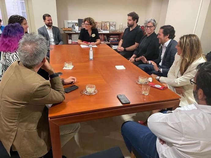 La consellera Josefina Bueno en la reunión con expertos para defender que Alicante se convierta en la sede de la Agencia de Inteligencia Artificial.