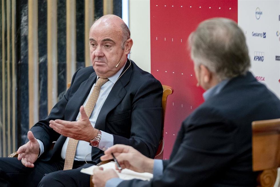 El presidente del Banco de España, Luis de Guindos (i), participa en un evento organizado por la Asociación Española de Directivos (AED), en el Hotel InterContinental, a 26 de septiembre de 2022, en Madrid (España). Durante el encuentro, en formato desa
