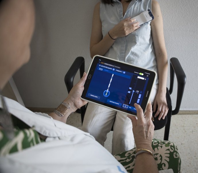 Es un tratamiento quirúrgico que consiste en implantar electrodos con los que estimulan puntos específicos del cerebro