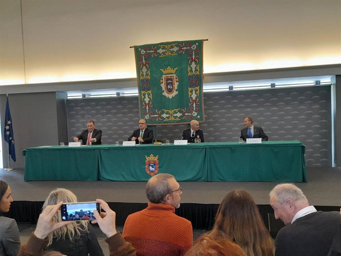 El alcalde de Pamplon, Enrique Maya, presidiendo el acto de Policía Municipal