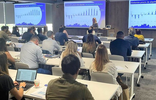 La directora de Estudios y portavoz de Fotocasa, María Matos, durante la sesión