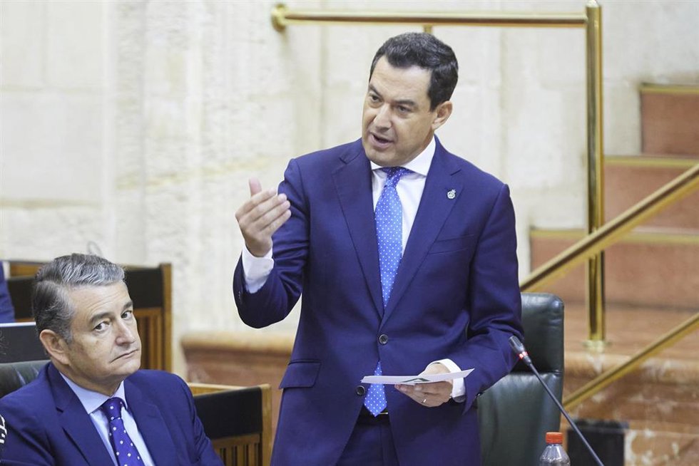 El presidente de la Junta de Andalucía, Juanma Moreno, responde a las preguntas de la portavoz del Grupo Por Andalucía, Inmaculada Nieto, durante la segunda jornada del Pleno del Parlamento andaluz en el Parlamento de Andalucía, a 29 de septiembre de 20
