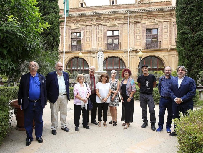 En la imagen, Josep Padró; Francisco José Sánchez; Esther Pons y Maite Mascort junto a Hassan Amer; Cris Gabarrón (d.), y otros participantes en el Congreso