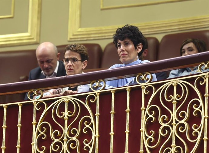 La presidenta del Gobierno de Navarra, María Chivite (i) y la consejera de Economía y Hacienda y portavoz del Gobierno de Navarra, Elma Saiz (d), durante una sesión plenaria, en el Congreso de los Diputados, a 29 de septiembre de 2022, en Madrid (España