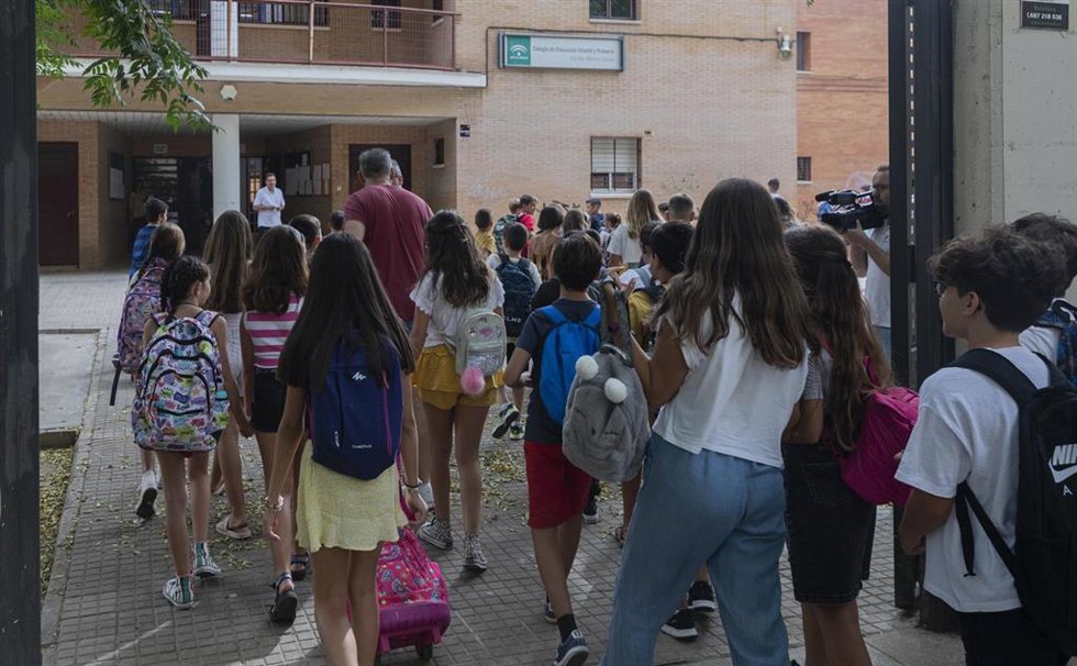 Alumnos del CEIP Escritor Alfonso Grosso durante el primer día de colegio. 