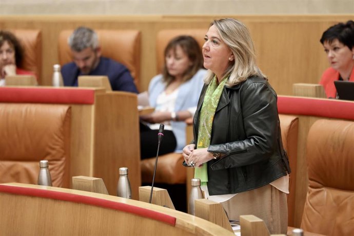 La consejera de Territorio, Eva Hita, en el Parlamento de La Rioja