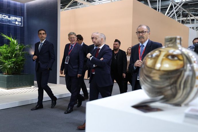 Ximo Puig visita la feria Cersaie en Bolonia
