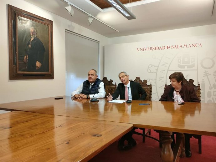 El rector de la USAL, Ricardo Rivero (centro), informa en rueda de prensa de los asuntos tratados en el Consejo de Gobierno de la institución.