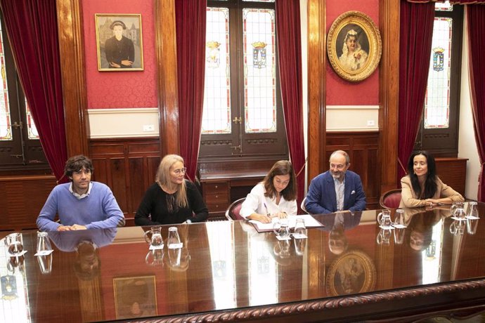 La alcaldesa de A Coruña, Inés Rey, firma la adhesión de la ciudad a la Declaración de París para erradicar el sida en 2030