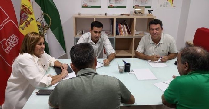 La diputada nacional y secretaria de Agricultura, Ganadería y Pesca del PSOE de Andalucía, María Luisa Faneca, junto a representantes del sector pesquero.