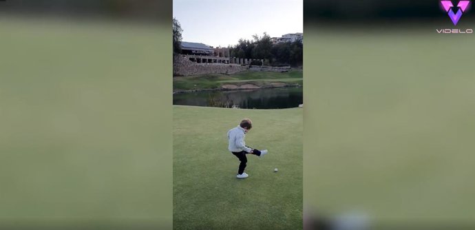 Un niño no necesita palo de golf: mete de una patada un golpe de uno entre un millón