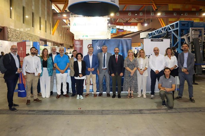El vicepresidente quinto de la institución provincial cordobesa, Víctor Montoro (centro), y el delegado de Agricultura, Francisco Ángel Sánchez, entre otras autoridades, en el Smart AgrifoodSummit 22.