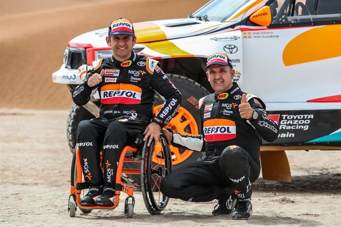 Isidre Esteve y su copiloto Txema Villalobos (Repsol Toyota Rally Team), junto a su nuevo coche, el Toyota Hilux T1+