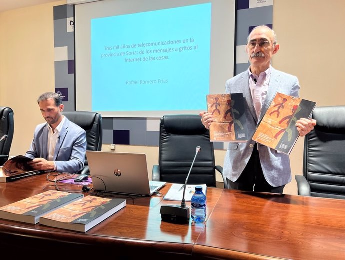 Rafael Romero (dcha) presenta su libro junto al diputado de Cultura.