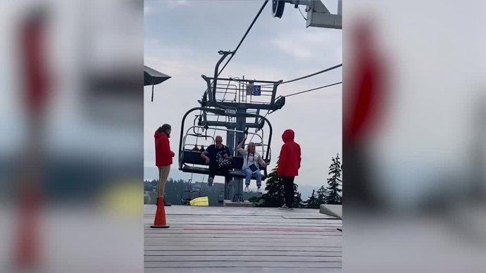 Esta mujer no podía levantarse del teleférico en marcha y casi da una vuelta extra