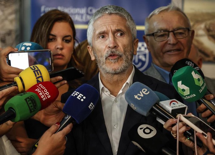 El ministro del Interior, Fernando Grande-Marlaska junto con la consellera de Justicia, Gabriela Bravo, el Foro Nacional Ciudades Seguras de Valncia.