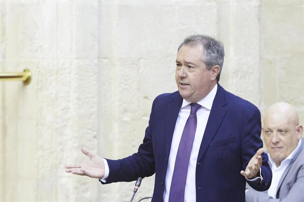 El secretario general del PSOE de Andalucía y Portavoz del Grupo Parlamentario Socialista, Juan Espadas, realiza el turno de preguntas al presidente de la Junta de Andalucía, Juanma Moreno, durante la segunda jornada del Pleno del Parlamento andaluz en 