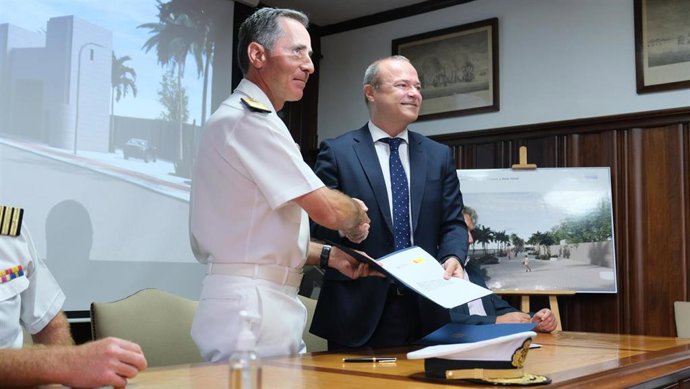 El alcalde de Las Palmas de Gran Canaria, Augusto Hidalgo, y el Almirante Comandante del Mando Naval de Canarias, José Lago Ochoa