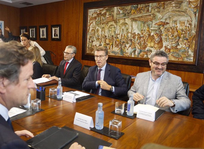 El presidente del Partido Popular, Alberto Núñez Feijóo, asiste a una reunión con miembros del sector pesquero español este jueves en Vigo.