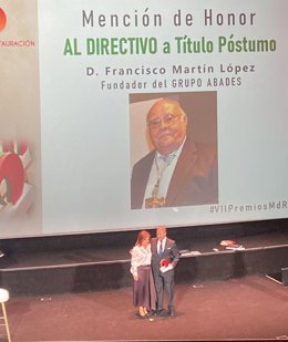 El premio a Francisco Maartín ha sido recogido por su hijo y uno de los actuales gestores de Grupo Abades, Antonio Martín, en una gala celebrada en Madrid.