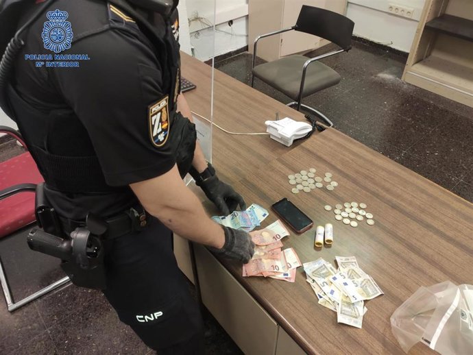 La Policía Nacional Detiene A Dos Varones Por Forzar Un Establecimiento Y Robar En Su Interior