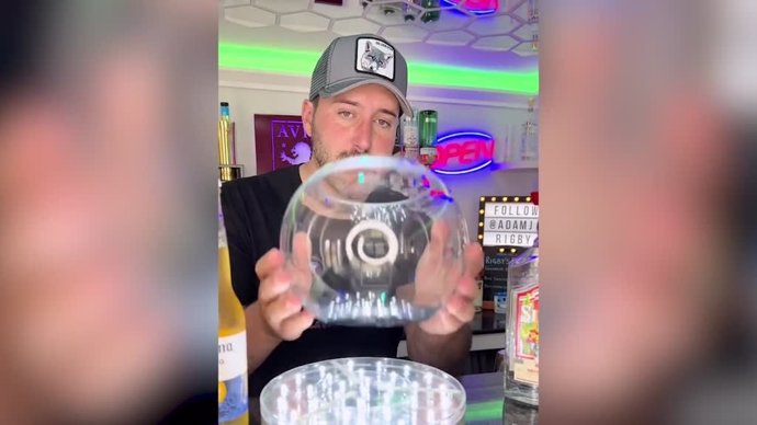 El espectacular coctel de este barman youtuber alucina a las redes