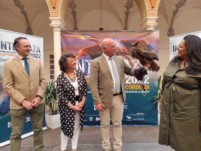 El presidente de la Diputación de Córdoba, Antonio Ruiz, junto a otras autoridades, posa con un ave en la inauguración de Intercaza.