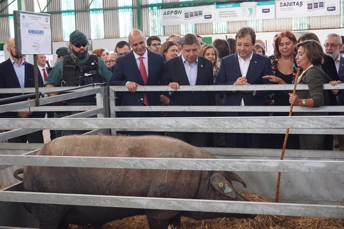 Autoridades visitan uno de los pabellones de la Feria de Zafra