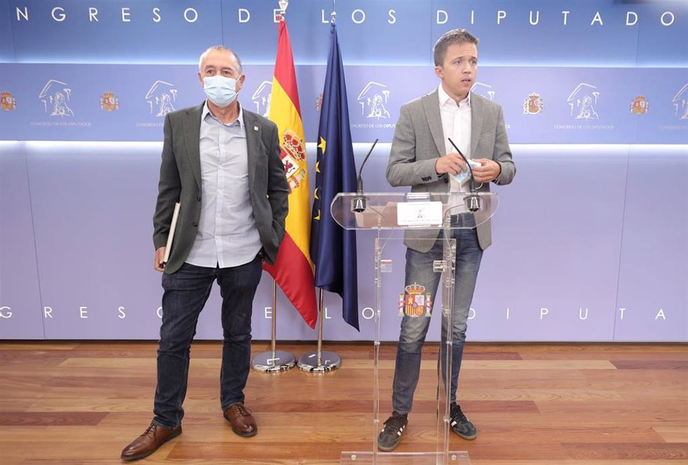 Archivo - El diputado de Compromís en el Congreso, Joan Baldoví (i), y el líder de Más País, Íñigo Errejón, en una rueda anterior a la celebración de la Junta de Portavoces en el Congreso de los Diputados, a 14 de septiembre, en Madrid (España).