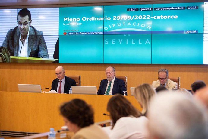 El diputado socialista Andrés Barrera, en la pantalla, durante su intervención en el pleno de la Diputación de Sevilla, presidido por Fernando Rodríguez Villalobos.