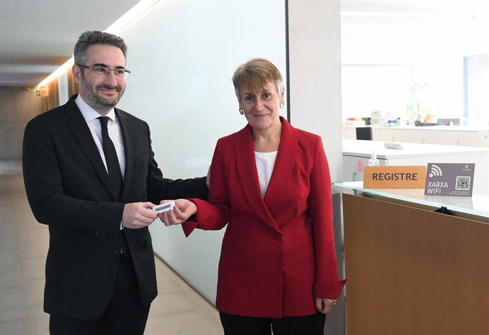 El ministro Jover hace entrega del presupuesto a la síndica, Roser Suñé