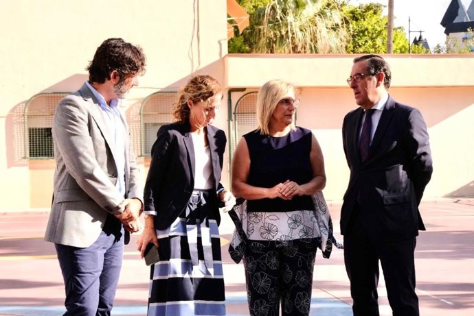 El delegado territorial de Desarrollo Educativo y Formación Profesional y de Universidad, Investigación e Innovación en Málaga, Miguel Briones, en una visita a Fuengirola