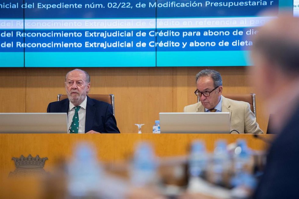 El presidente de la Diputación de Sevilla, Fernando Rodríguez Villalobos, a la izquierda, preside el pleno ordinario de septiembre.