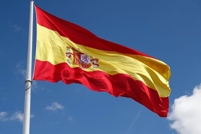 Archivo - Bandera de España de la Plaza de Colón de Madrid, ondeando.