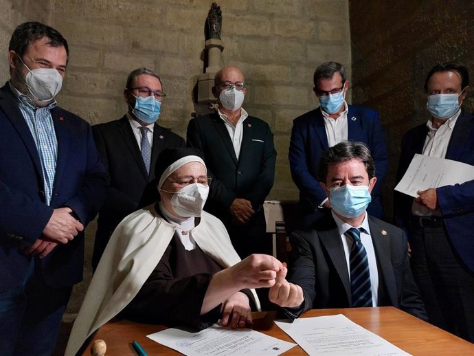 Luis Felipe entrega el céntimo de euro a Sor María Blanca Barril.