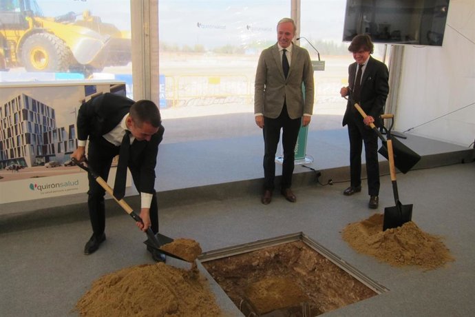 El director territorial de Quirónsalud en Aragón y Cataluña, Germán Barraqueta, el alcalde de Zaragoza, Jorge Azcón, y el gerente de los Hospitales Quirónsalud Zaragoza, Miguel Ángel Eguizábal, colocan la primera piedra del futuro Hospital Quirónsalud.