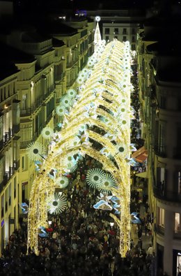 Archivo - Miles de personas disfrutan del inicio del encendido navideño en la céntrica calle Larios a 26 de noviembre del 2021 en Málaga (Andalucía)