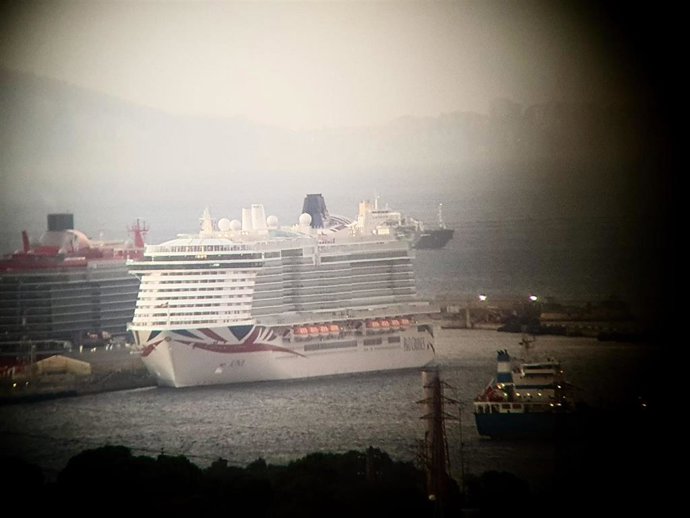 Barcos atracados en Gibraltar cerca del submarino nuclear.