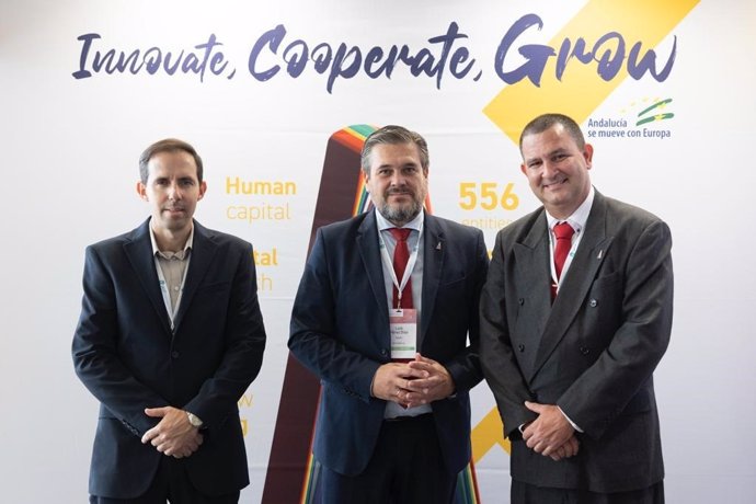 El director general del PCT Cartuja, Luis Pérez, junto al presidente del Parque Científico Tecnológico de La Habana, Rafael Luis Torralbas, y el rector de la Universidad de las Ciencias Informáticas, Raydel Montesino.