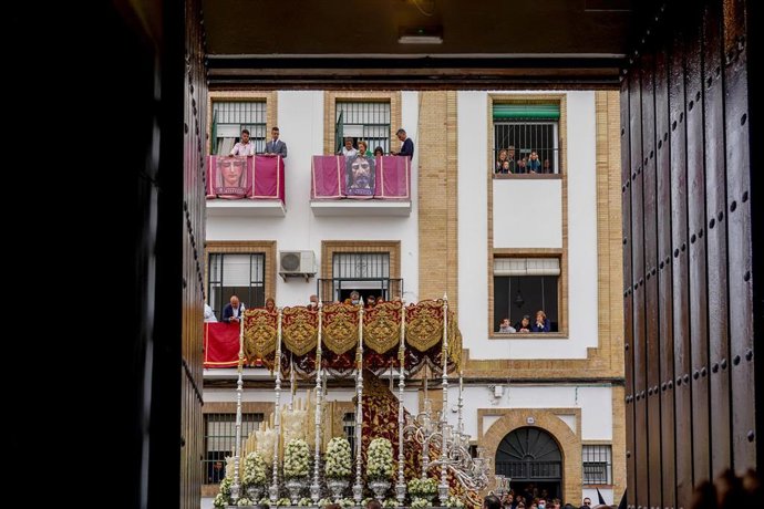 Archivo - El palio de la Virgen de la Mercedes de Santa Genoveva, por el barrio del Tiro de Línea en la pasada Semana Santa.